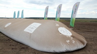 Хранение урожая в рукавах