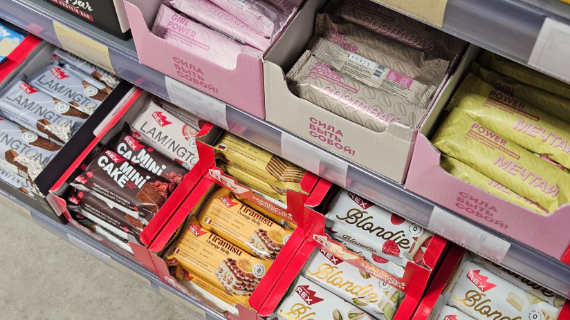 Протеиновые батончики и десерты на полке магазина