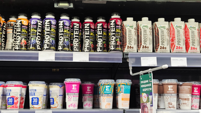 Полка магазина с протеиновыми молочными напитками