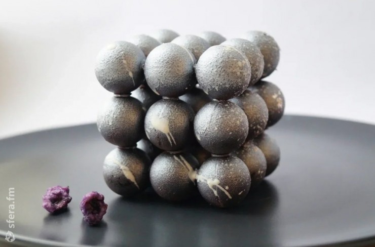 Мастер-класс ГК «ЭФКО»: делаем куб из сферических конфет (и боремся с «поседением» шоколада)