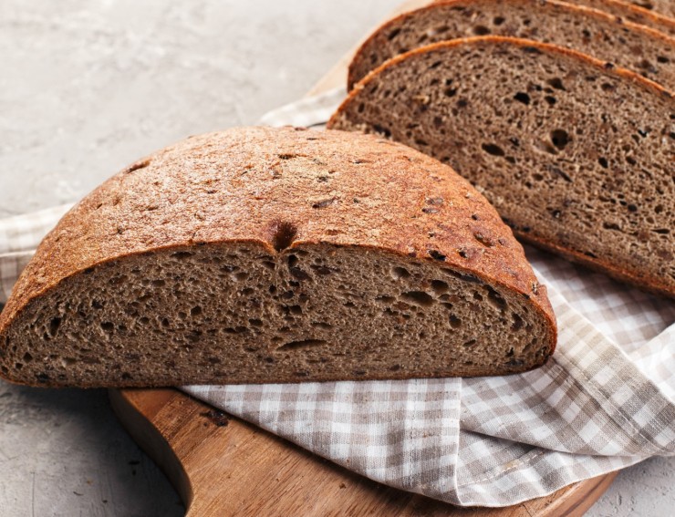 Подовый хлеб это какой. Хлеб зерновой на закваске. Хлеб зернышко. Хлеб из ржи. Хлеб с зернами.