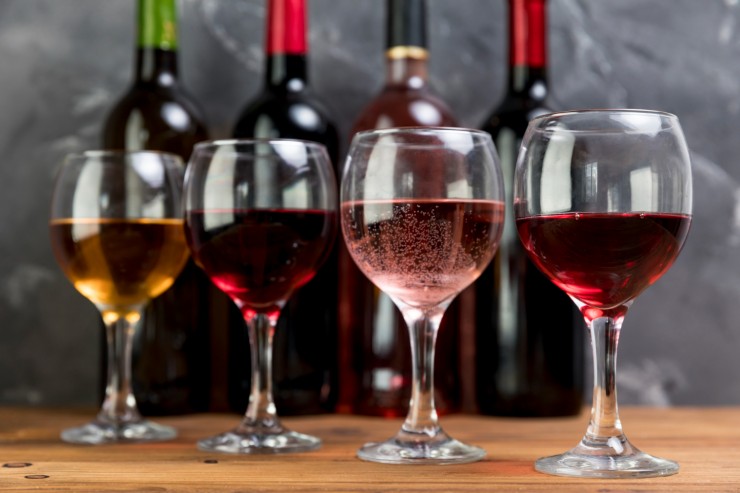 line-wine-bottles-wineglasses