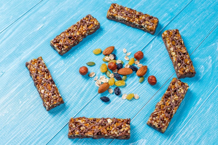 healthy-delicios-granola-bars-with-chocolate-muesli-bars-with-nuts-dry-fruits