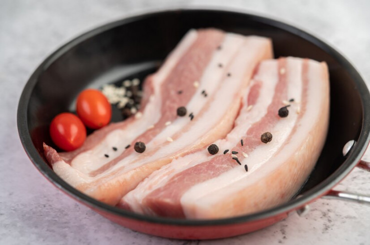 pork-belly-pan-with-pepper-seeds-tomatoes-spices_1150-22016