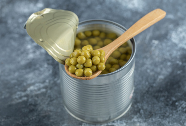 opened-tin-green-peas-wooden-spoon (1) (1)