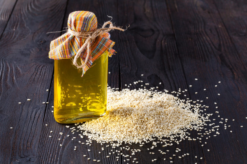 sesame-seeds-oil-wood-table (1)