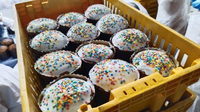 Как изготавливают и освящают куличи на хлебозаводе