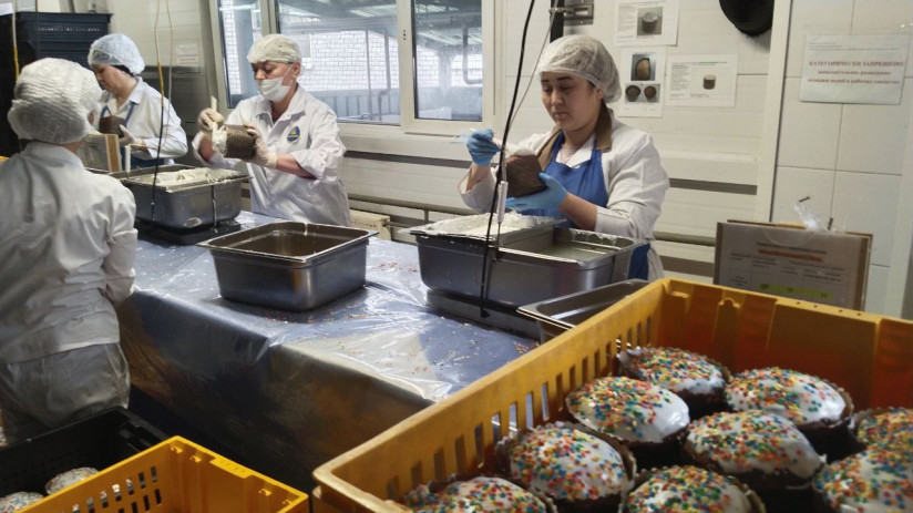 Как изготавливают и освящают куличи на хлебозаводе
