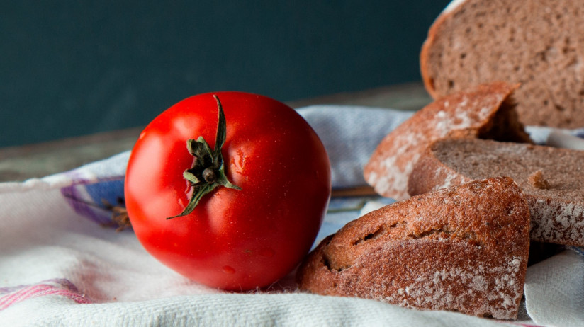 narezannyi-hleb-s-ves-pomidor-na-belom-kuhonnoe-polotence