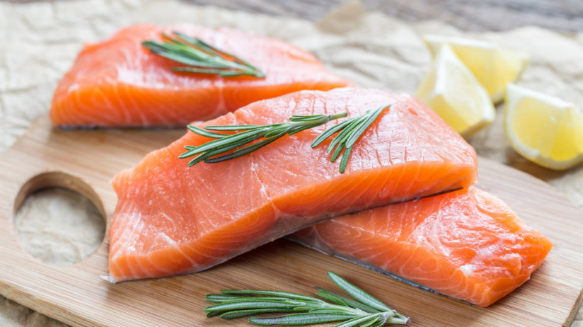 syroi-losos-na-derevannoi-doske