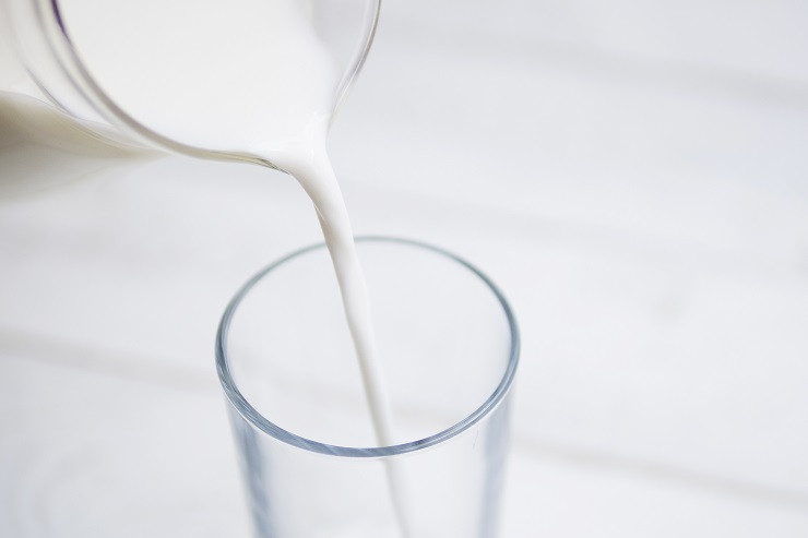 lit-moloko-insida-v-stakan