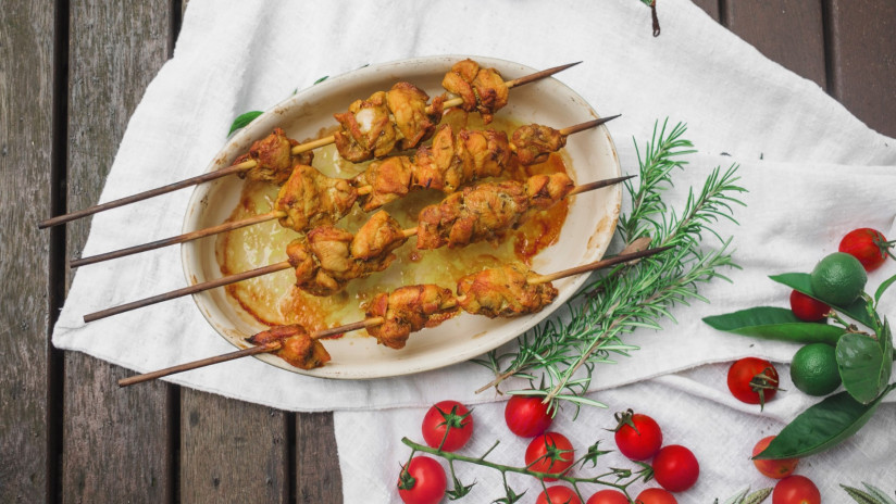 maso-kebab-podaetsa-na-stol-s-pomidorami