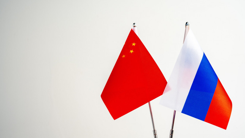 rossiiskii-i-kitaiskii-flagi-na-stole-peregovorov