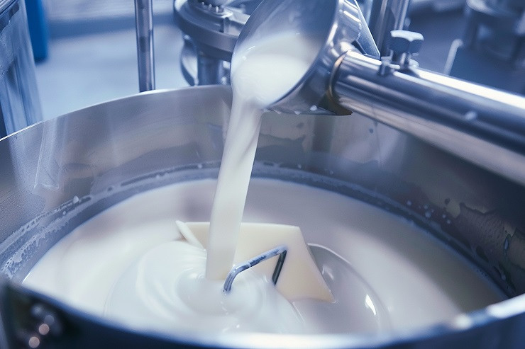 prigotovlenie-moloka-v-rezervuare-iz-nerzaveusei-stali