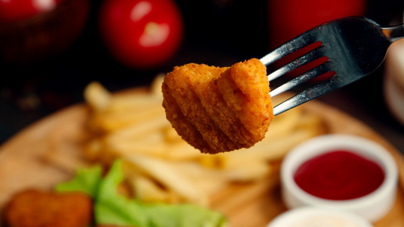 kurinye-naggetsy-na-list-ah-salata-s-sousami