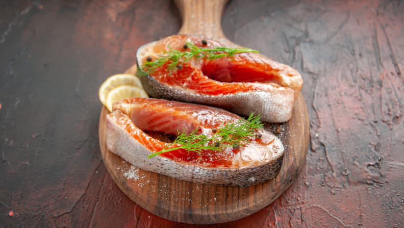 vid-speredi-kusocki-syroi-ryby-s-lomtikami-limona-na-temno-krasnom-barbeku-eda-maso-moreprodukty-bludo-eda-cvetnaa-fotografia