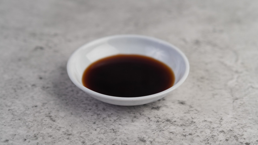 cernyi-sous-v-malen-koi-beloi-caske-na-cementnom-polu