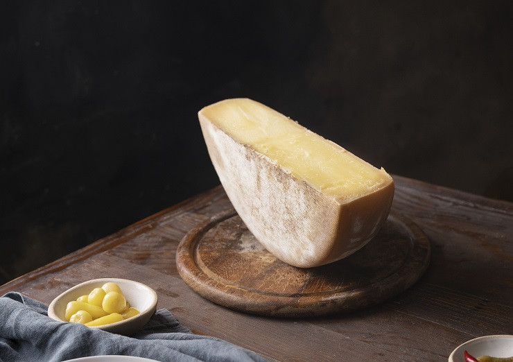vkusnyi-syr-pod-vysokim-uglom-na-derevannoi-doske