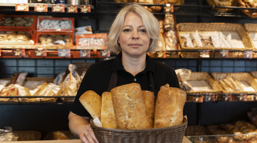 krupnym-planom-na-sef-konditera-gotovit-edu