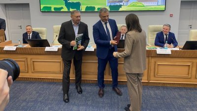 Олег Малащенко вручил дипломы 40 выпускникам 12‑го потока «Школы фермера»