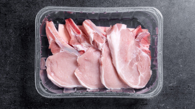 svezie-syrye-svinye-kotlety-na-cernom-slancevom-fone