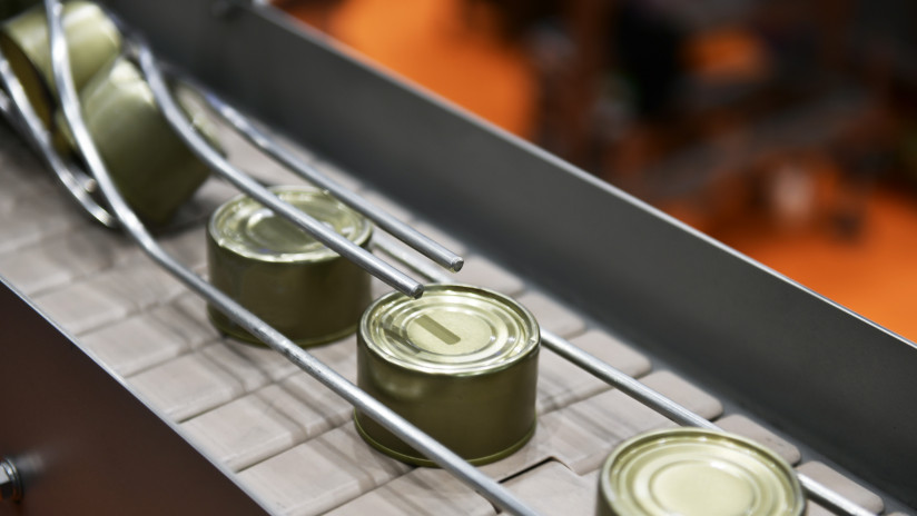 банки на конвейере