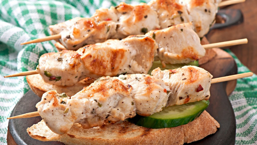 chicken-kebabs-skewers-with-toast