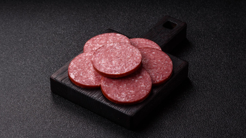 slices-smoked-salami-pepperoni-making-sandwiches-pizza-home-sausage-slices