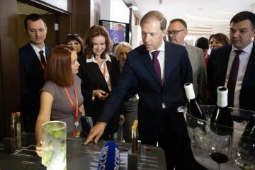 Дениса Мантурова впечатлили исследования НЦМУ «Агротехнологии будущего»