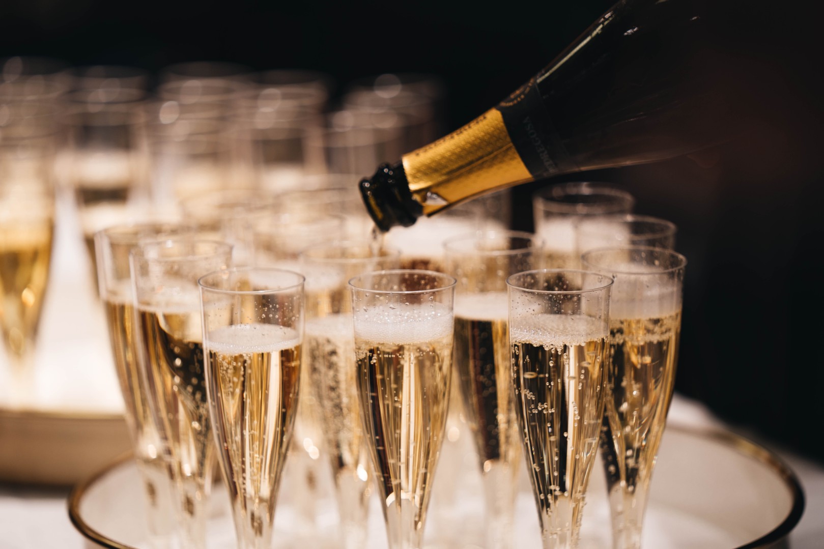 Средняя стоимость шампанского в России выросла более чем на 6% в 2023 году