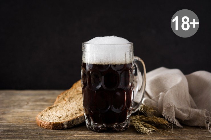 traditional-kvass-beer-mug-with-rye-bread (1)