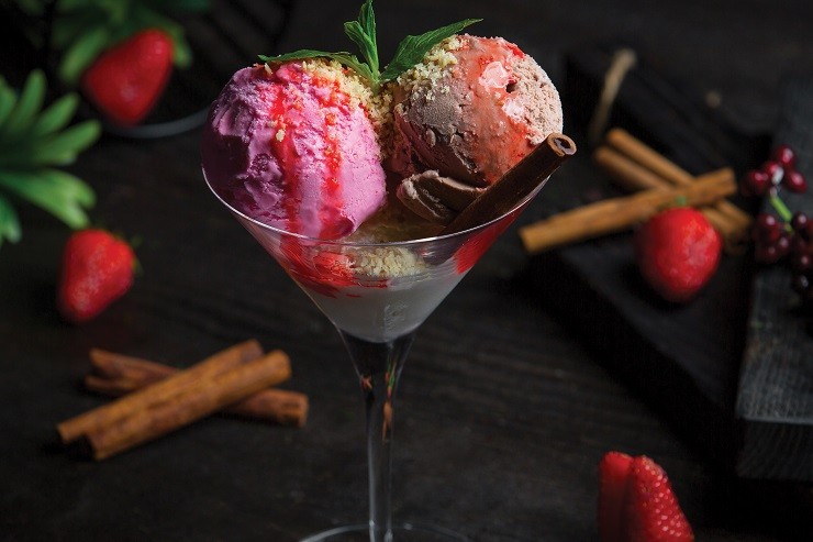 strawberry-and-cocoa-ice-cream-balls
