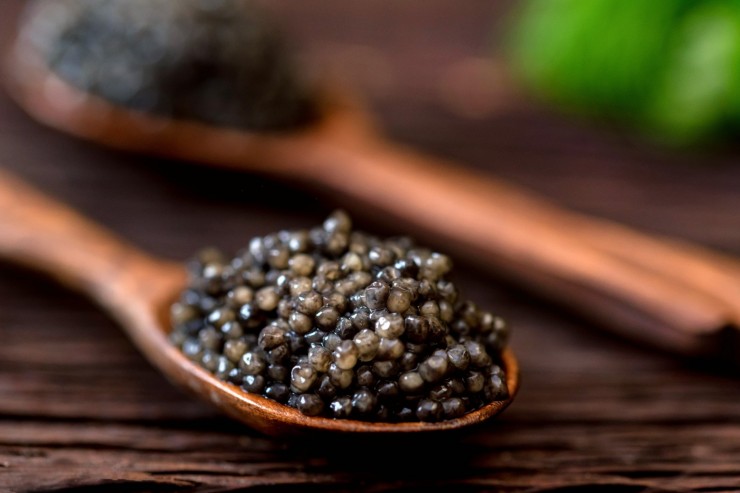 wooden-spoon-with-black-sturgeon-caviar-macro