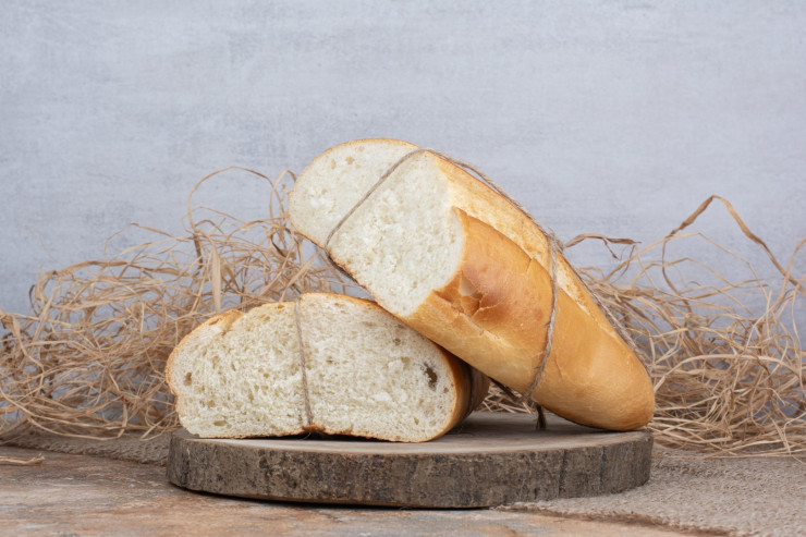 half-cut-bread-tied-with-rope-wooden-piece