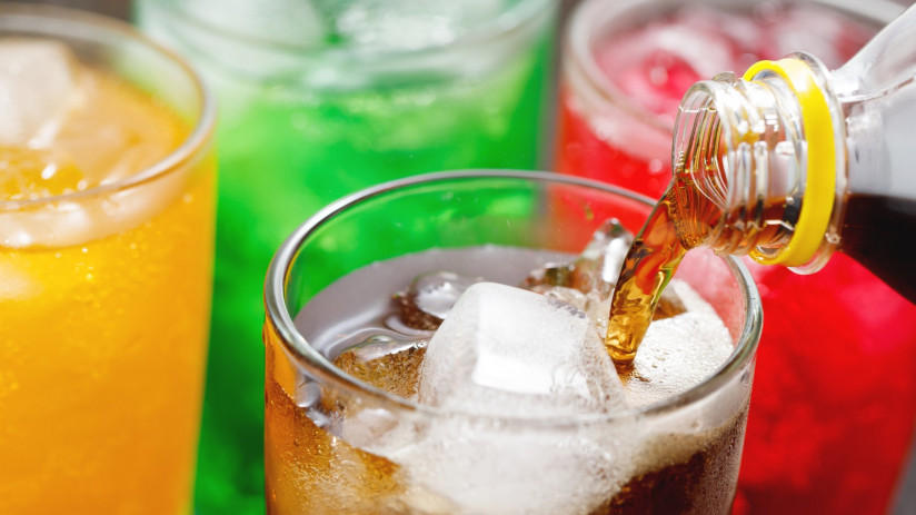 bezalkogol-nye-napitki-i-fruktovye-soki-smesannye-s-sodoi-s-vysokim-soderzaniem-sahara-negativno-vliaut-na-fiziceskoe-zdorov-e