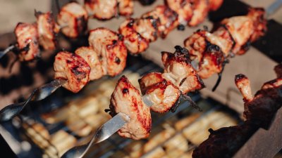 Покупатели «Ленты» предпочитают шашлык с колой и чипсами: рост спроса на мясо сезона пикников