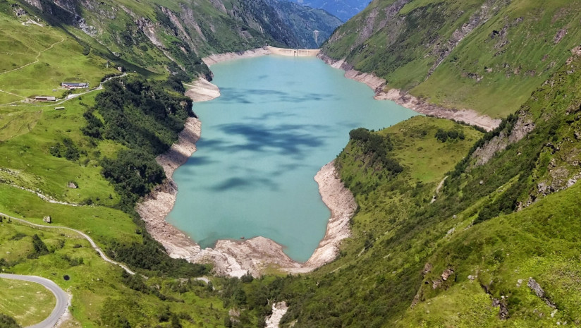 krasivyi-vid-na-gory-i-ozero-na-fone-oblacnogo-neba