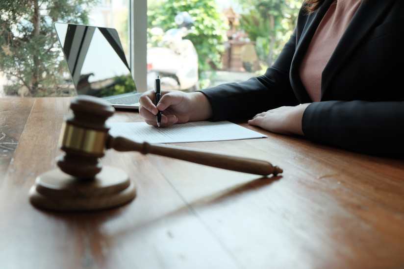 srednaa-cast-zensiny-advokata-pisusei-na-bumage-v-ofise