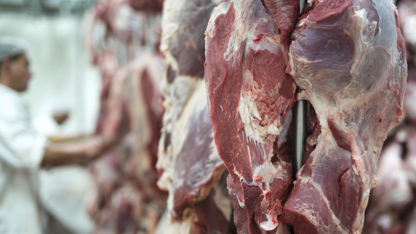 svezie-krasnye-vstreci-i-rabotnik-masnoi-lavki-rabotausii-v-fonovom-rezime