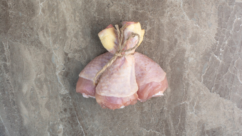 syrye-kurinye-nozki-v-verevke-na-mramornom-fone-foto-vysokogo-kacestva