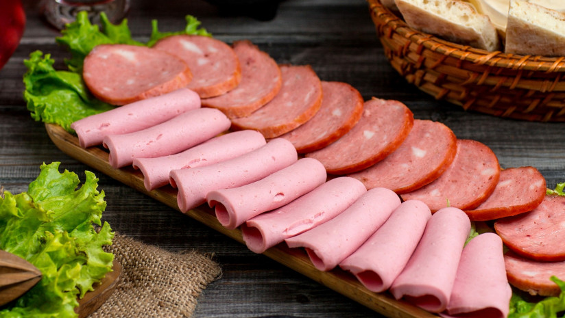 bludo-s-salami-pepperoni-i-salami