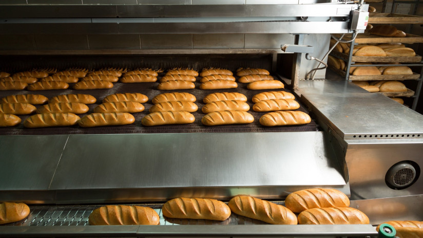 svezie-goracie-vypecennye-buhanki-hleba-na-proizvodstvennoi-linii